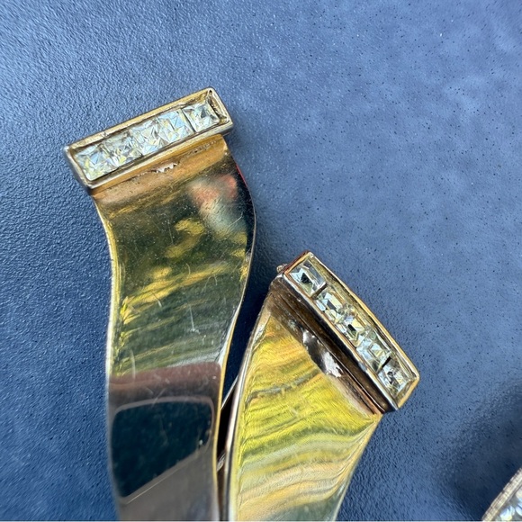 Vintage Gold Tone Abstract Clip On Earrings in Scroll Ribbon Design that Sparkle - Picture 11 of 17